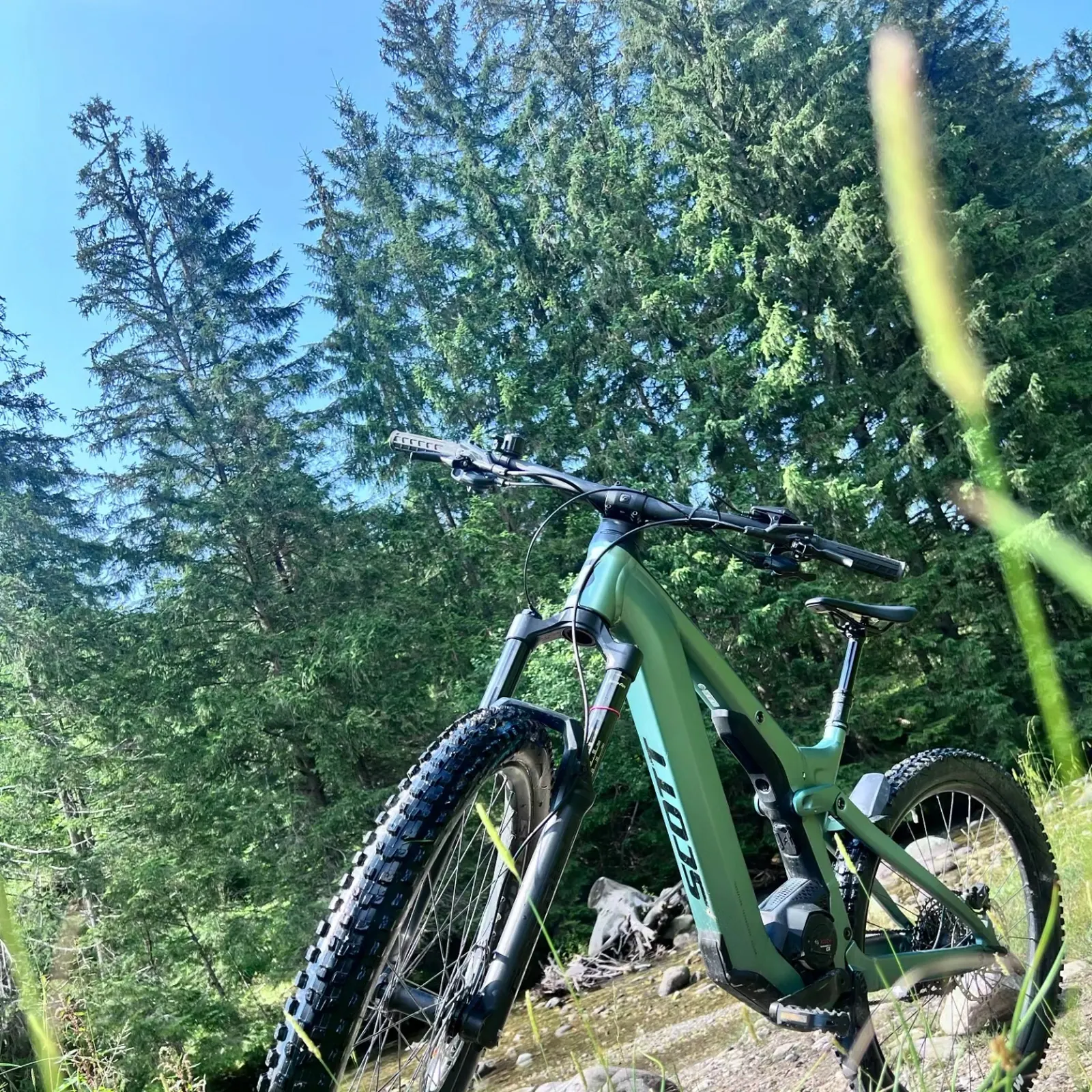 Elektrický bicykel pri potoku v tatranskom lese