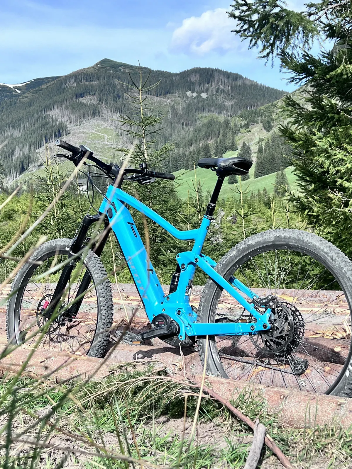 Elektrický bicykel na pozadí panorámy hôr pri Chocholovskej doline