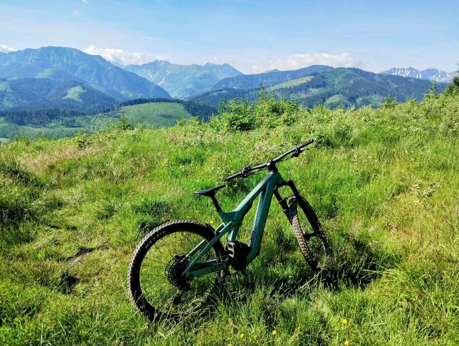 E-bike na pozadí panorámy Západných Tatier pri Chocholovskej doline