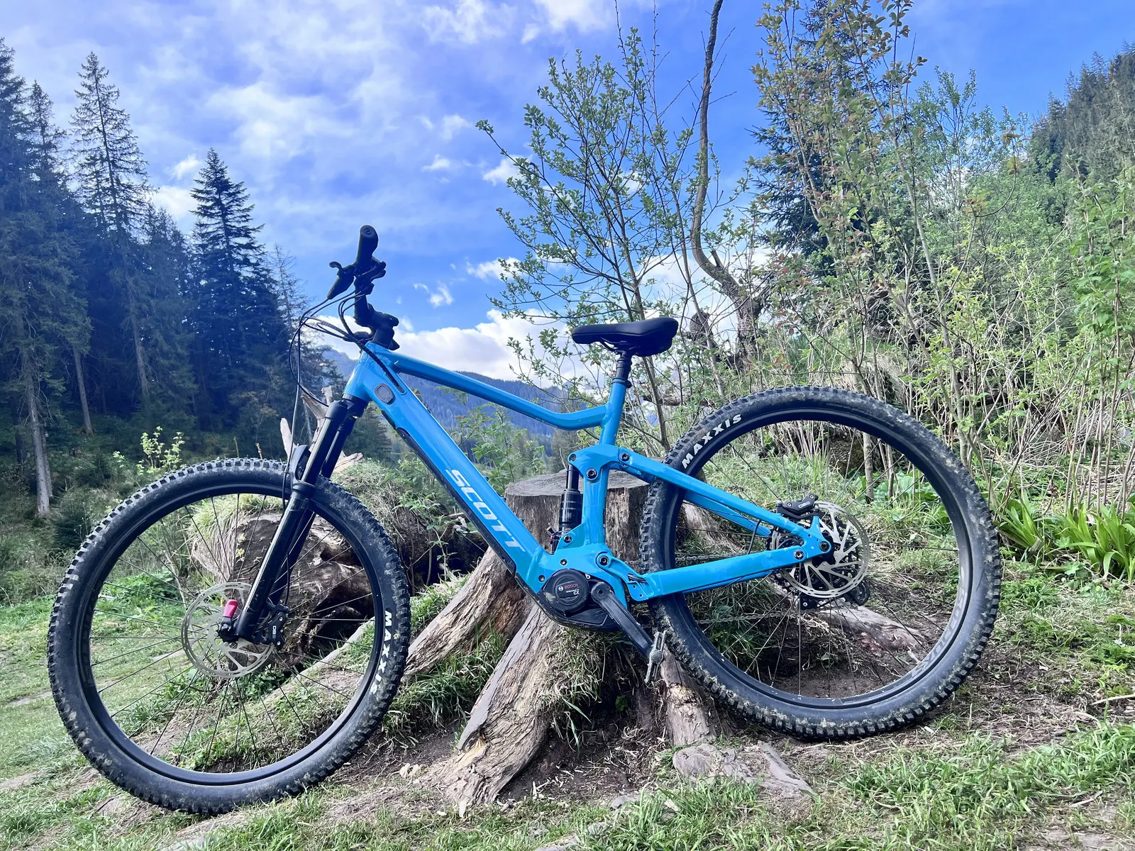 Elektrický bicykel na lesnej čistinke v Tatrách