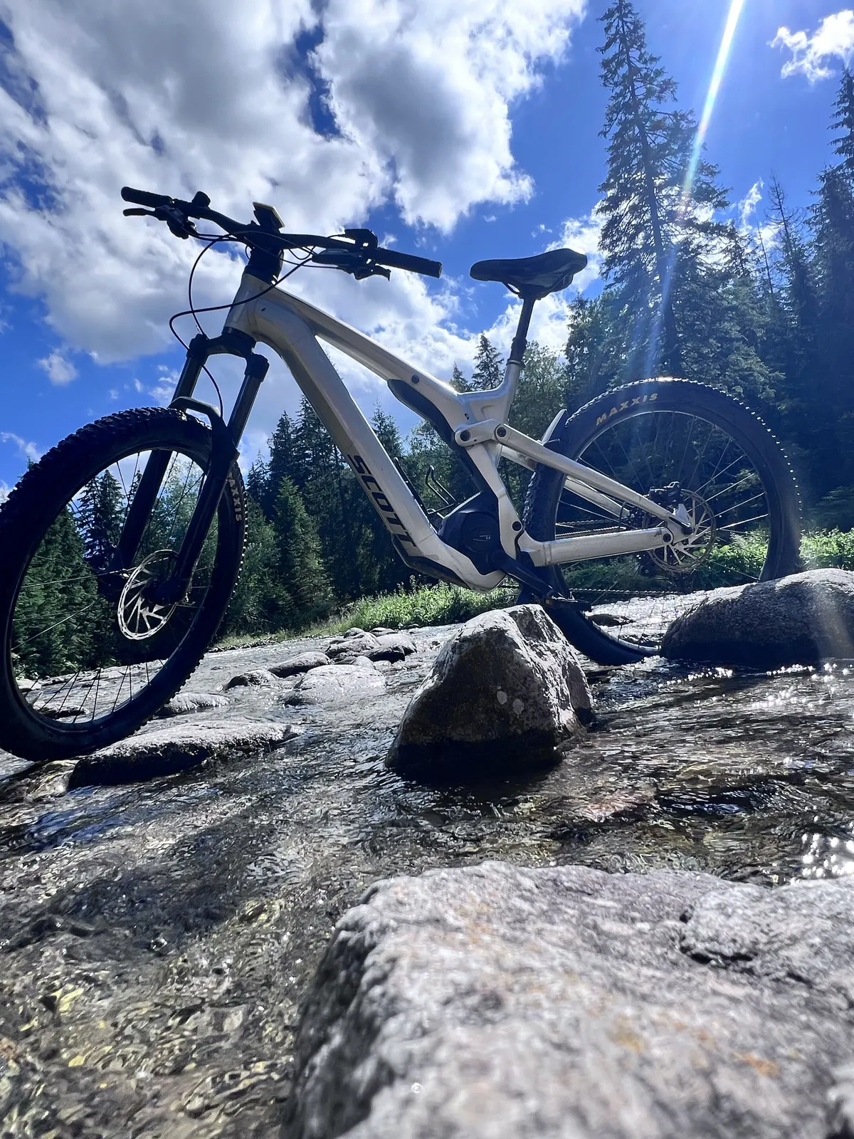 E-bike pri horskom potoku v Tatrách