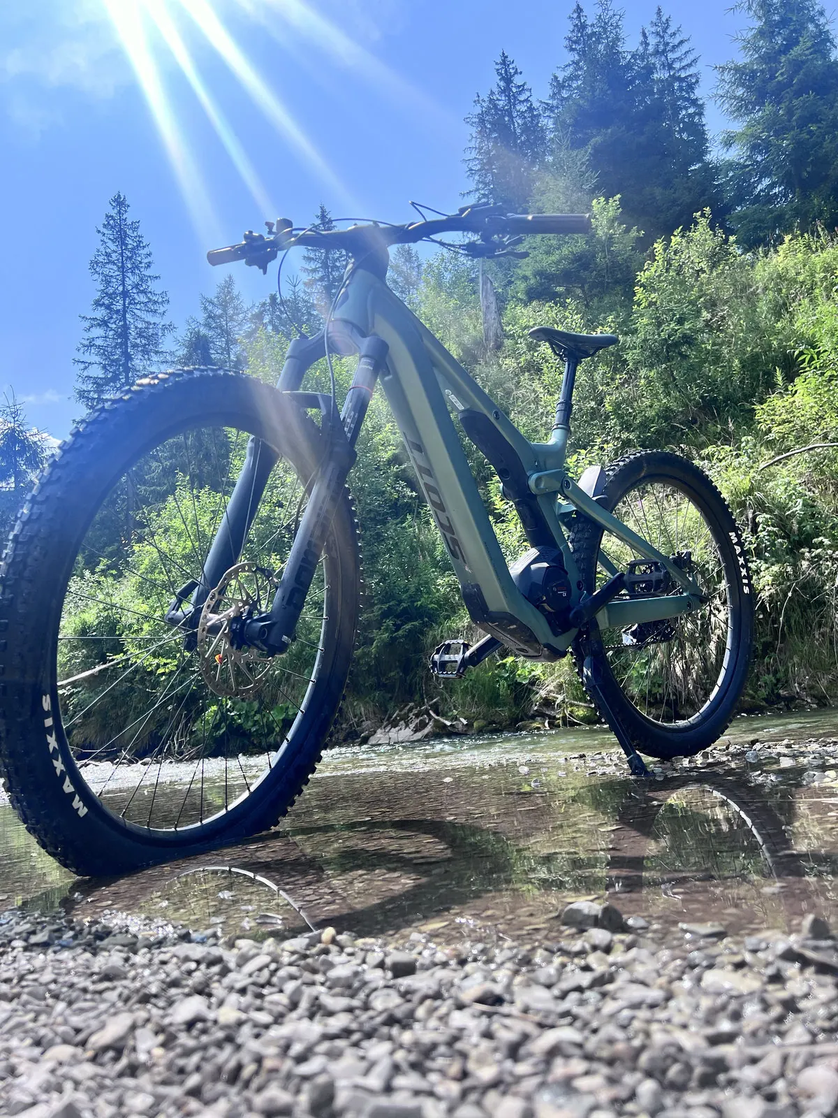 E-bike v rannom slnku pri tatranskom potoku