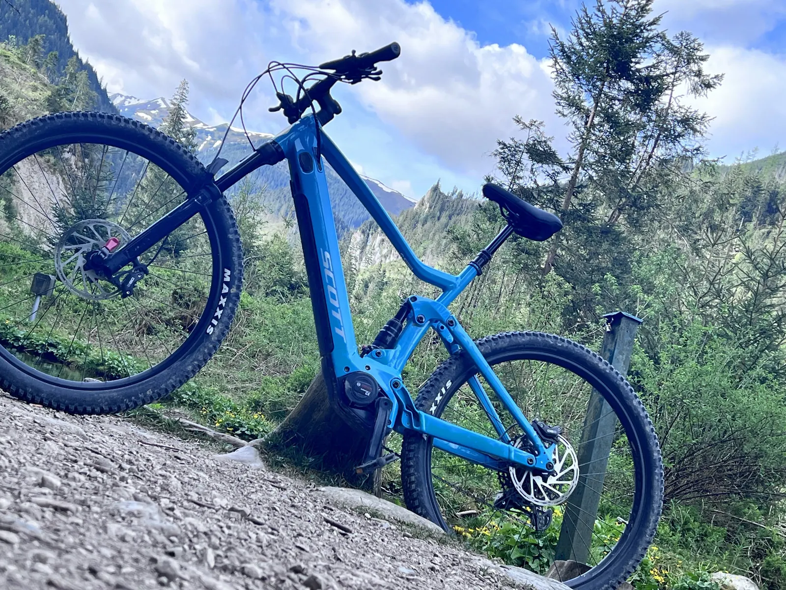 E-bike FULL Scott z pełną amortyzacją na szlaku w Tatrach