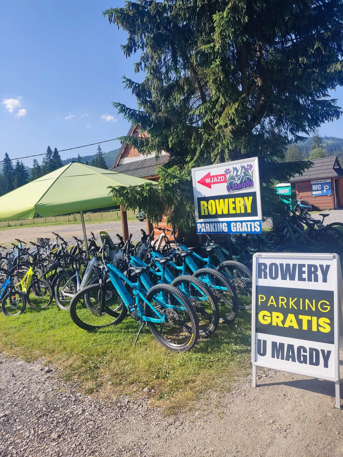 Parking gratis przy wypożyczalni rowerów U Magdy 400 m przed wejściem do Doliny Chochołowskiej