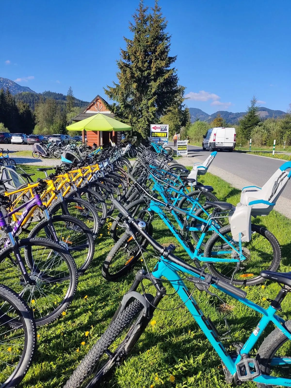 Flotila bicyklov pred požičovňou u Magdy na Siwej Polane